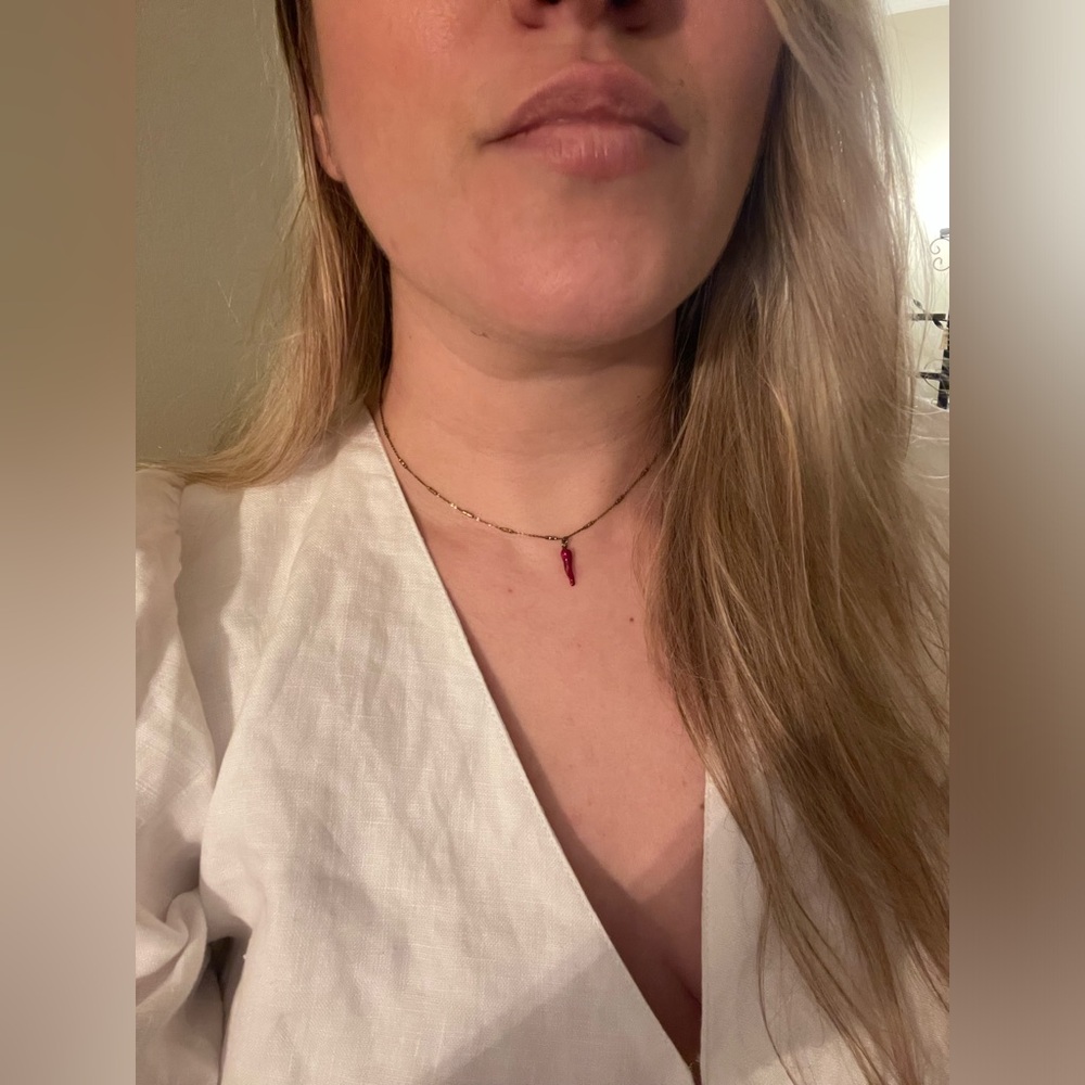 Red cornicello/horn necklace on textured gold tone chain